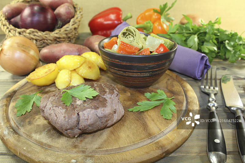 鸵鸟肉排配脆皮土豆和欧芹图片素材