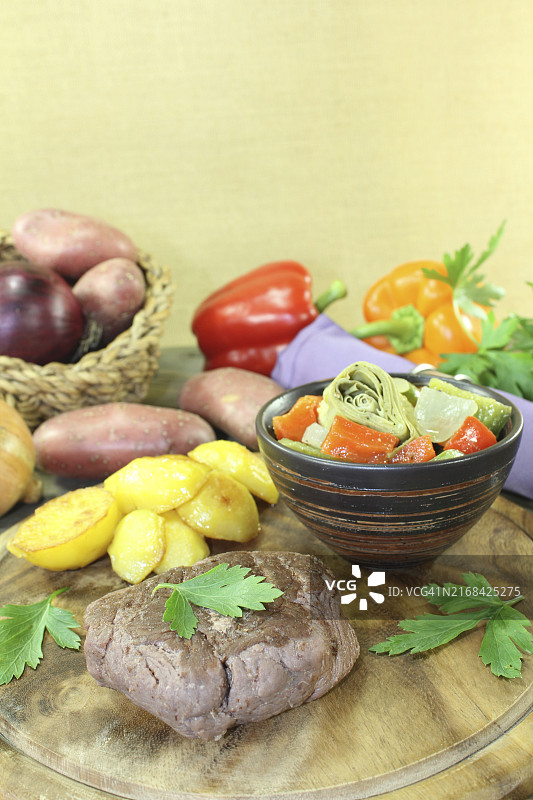 木板上的鸵鸟排和烤土豆图片素材