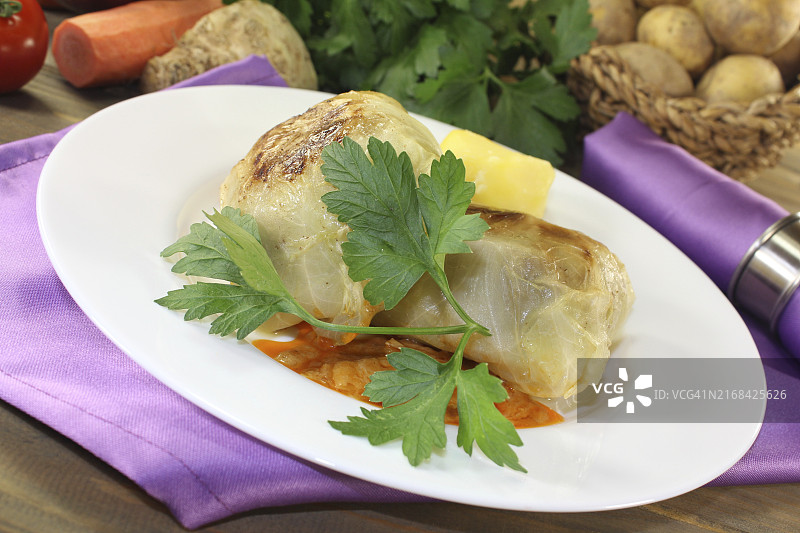 紫色餐巾上的香菜红烧卷心菜卷图片素材