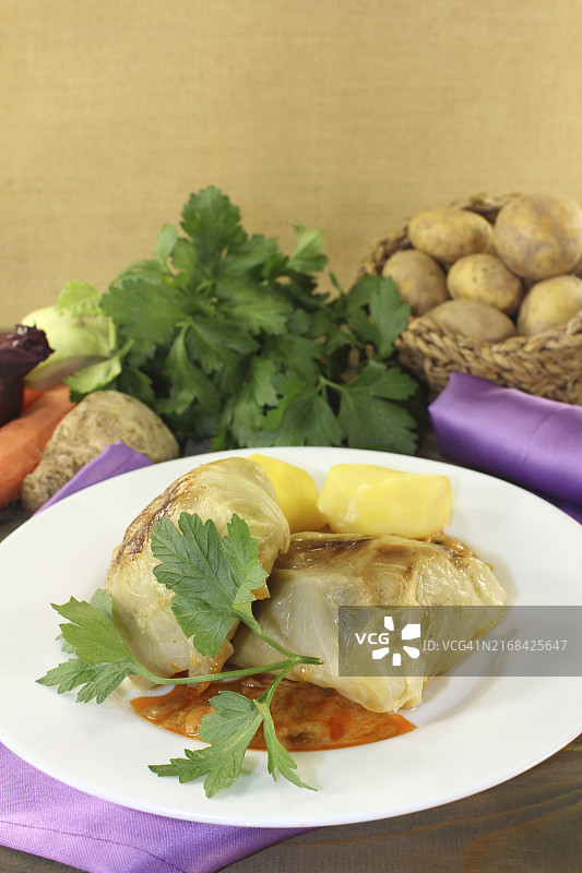 餐巾纸上的土豆和酱汁卷心菜肉卷图片素材