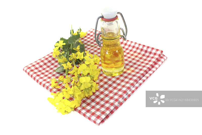 浅色背景下的新鲜黄色菜籽油图片素材