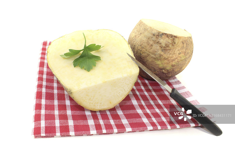 浅色背景餐巾上的萝卜和欧芹图片素材