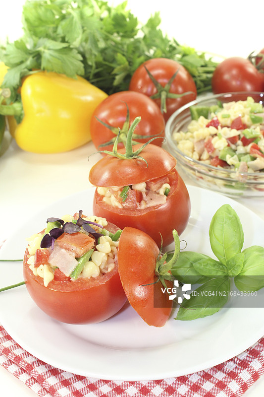 意面沙拉酿番茄，浅色背景图片素材