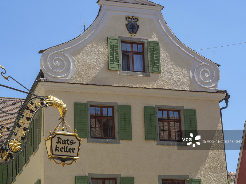 梅尔斯堡，博登湖，德国，欧洲：具有醒目装饰和“Ratskeller”标志的建筑图片素材