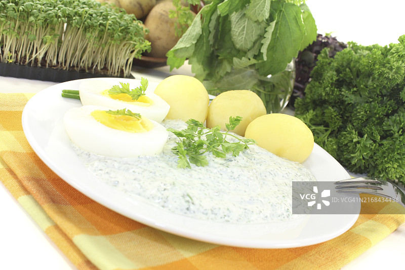 法兰克福绿酱配鸡蛋和土豆图片素材