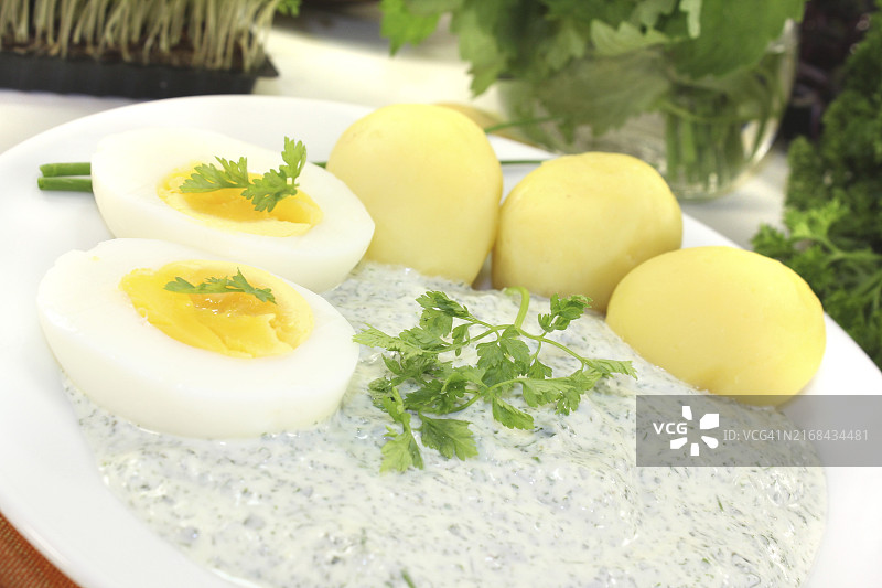 法兰克福绿酱配半个鸡蛋图片素材