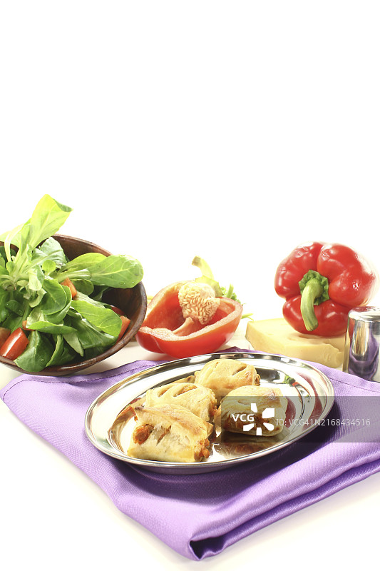 浅色背景下的奶酪馅千层酥图片素材