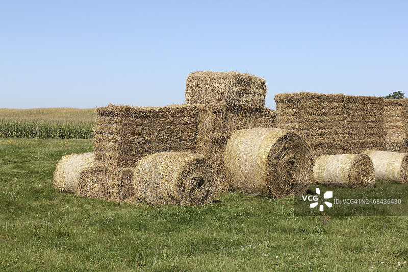 草甸中用干草捆制成的拖拉机图片素材