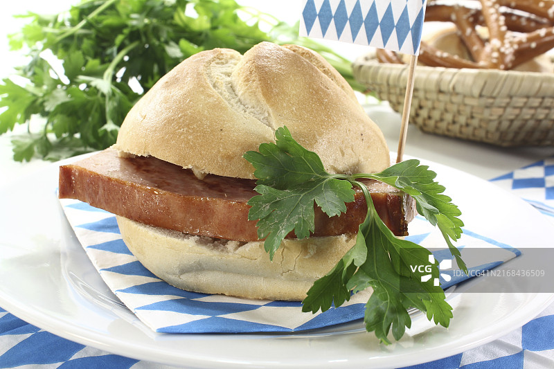 搭配莱卡斯、欧芹、巴伐利亚旗帜和餐巾的面包卷图片素材