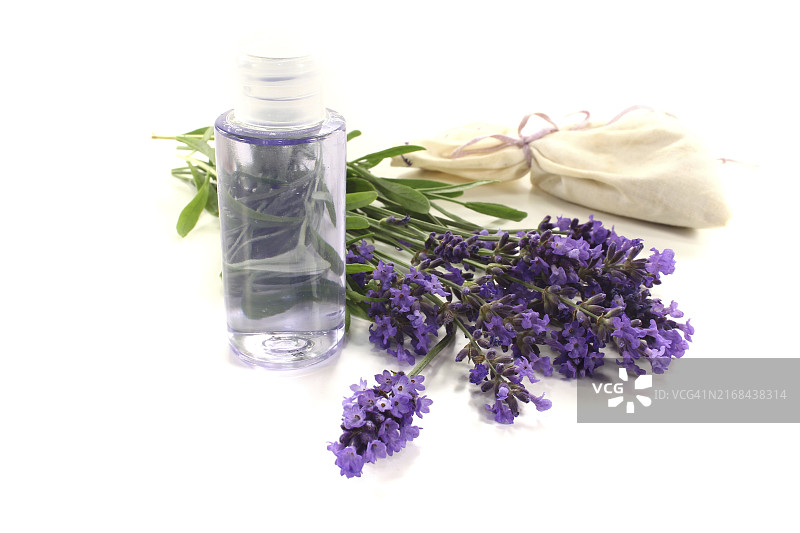 薰衣草精油、香囊和鲜花图片素材