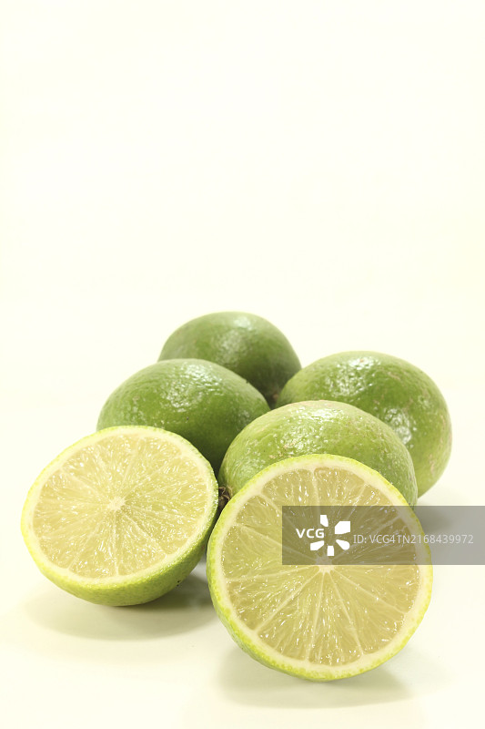 新鲜绿色多汁的青柠切片和整个青柠图片素材