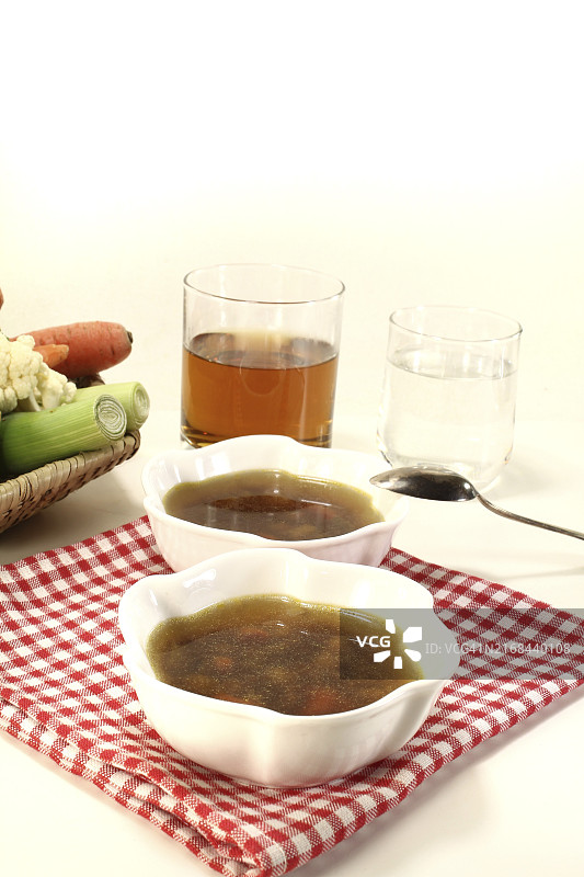 清淡背景下，配有蔬菜的牛肉清汤图片素材