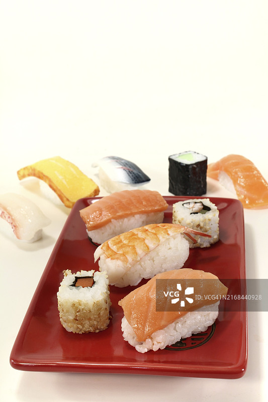 新鲜日式寿司，配三文鱼、鲜虾、胡萝卜和黄瓜图片素材