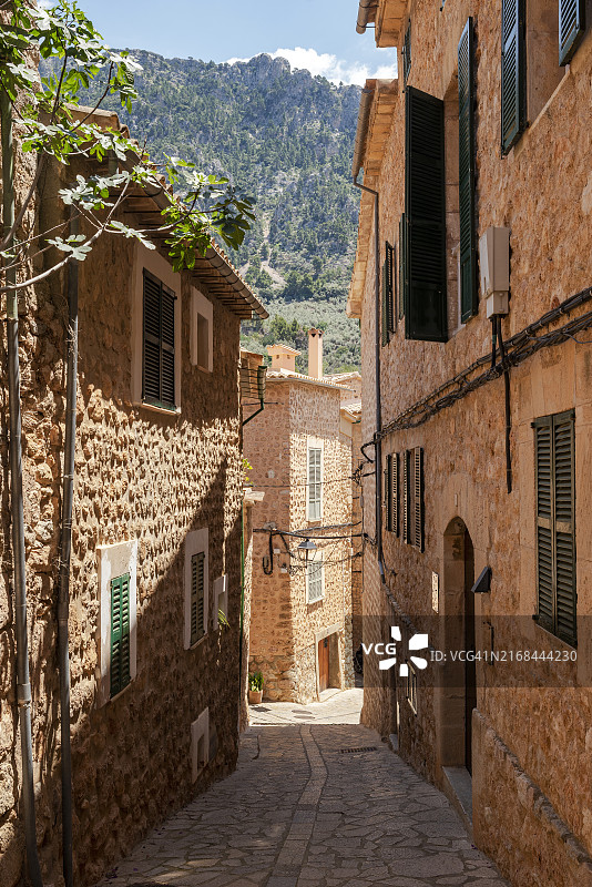西班牙巴利阿里群岛马略卡岛，索列尔，特拉蒙塔纳山脉，比尼亚赖克斯传统村庄中空旷的街道图片素材
