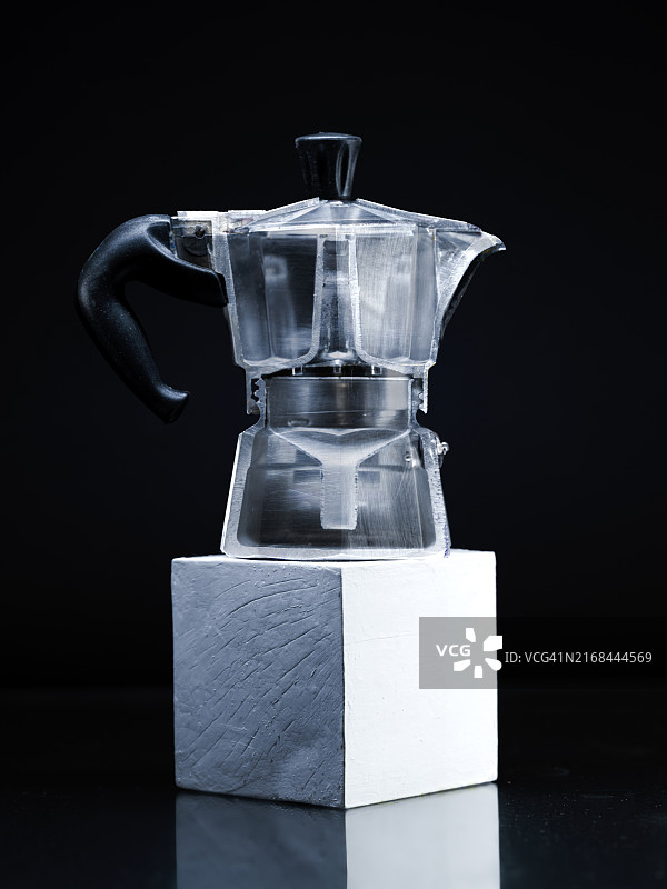 黑色背景立方体上的金属摩卡壶图片素材