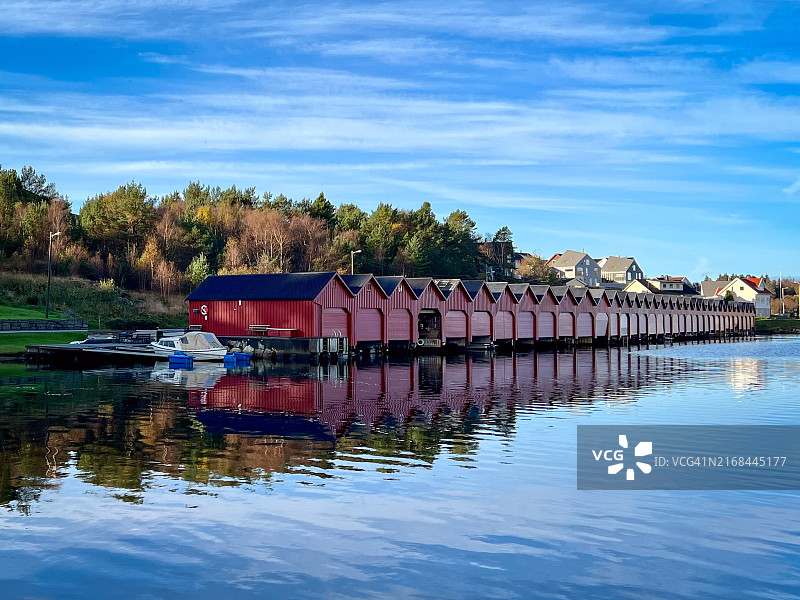 埃格尔松海尔维克港的传统红色木制船屋，挪威图片素材