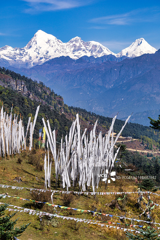 切莱拉山口的纪念祈祷旗与珠穆拉里峰，不丹吉格梅多吉国家公园图片素材