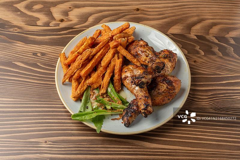 红烧鸡腿和甘薯条图片素材