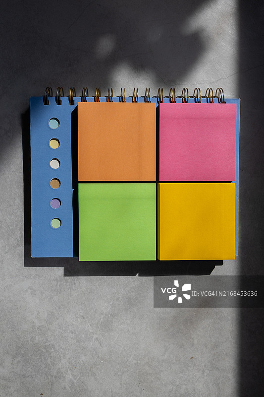 明亮的彩色便利贴图片素材