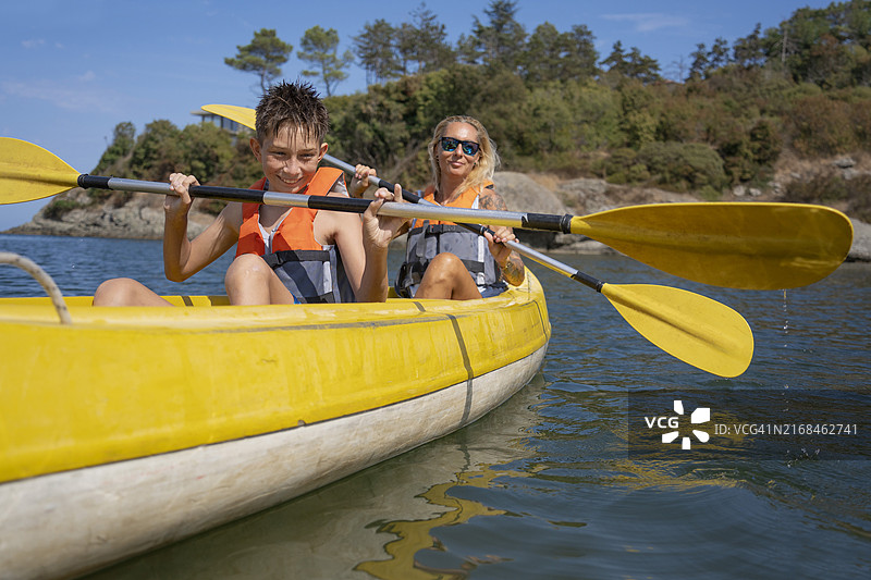 一家人划皮划艇图片素材