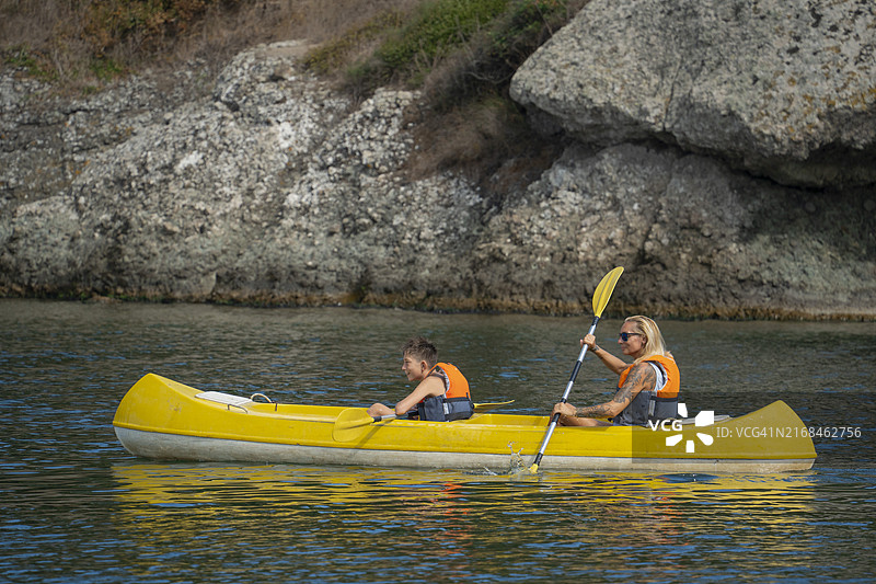 一家人划皮划艇图片素材