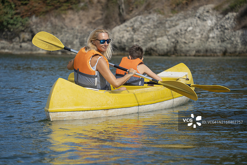 一家人划皮划艇图片素材