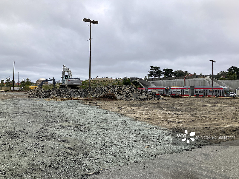 瓦砾堆上的反铲施工车辆图片素材