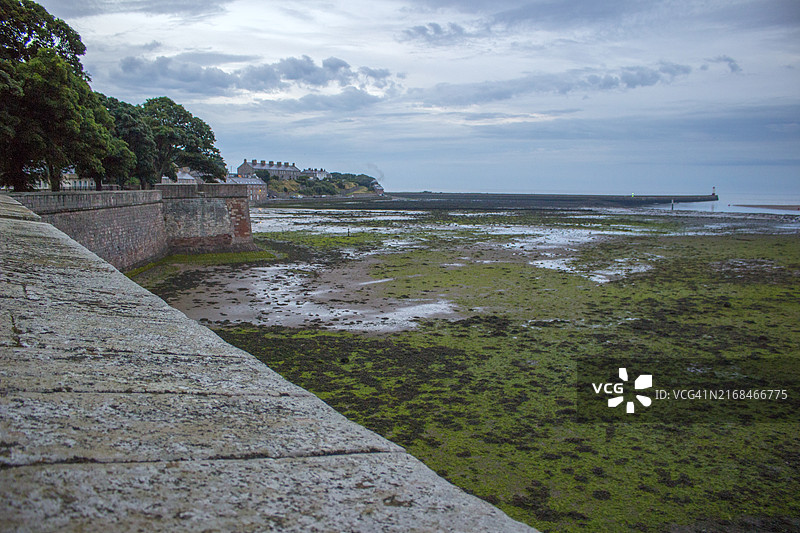 英国贝里克城墙上的海景图片素材
