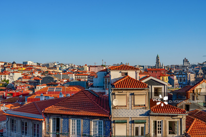从波尔图圣玛利亚大教堂看到的波尔图城市天际线图片素材