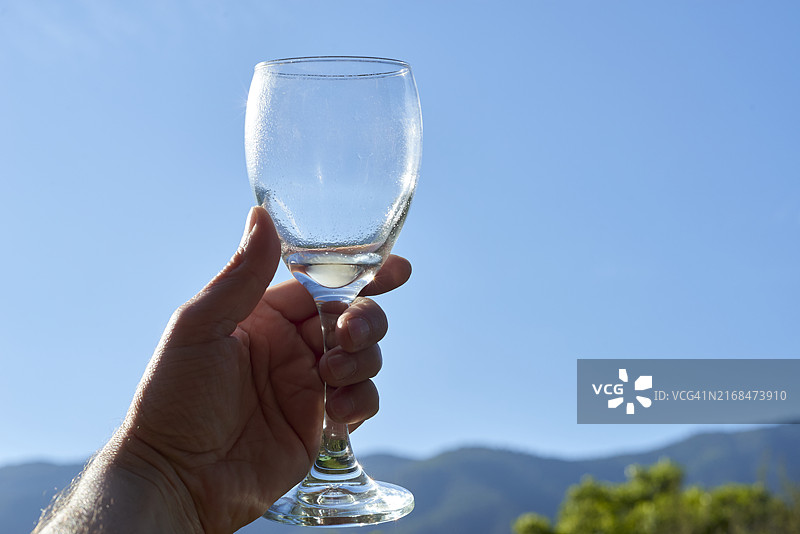 手持空酒杯图片素材