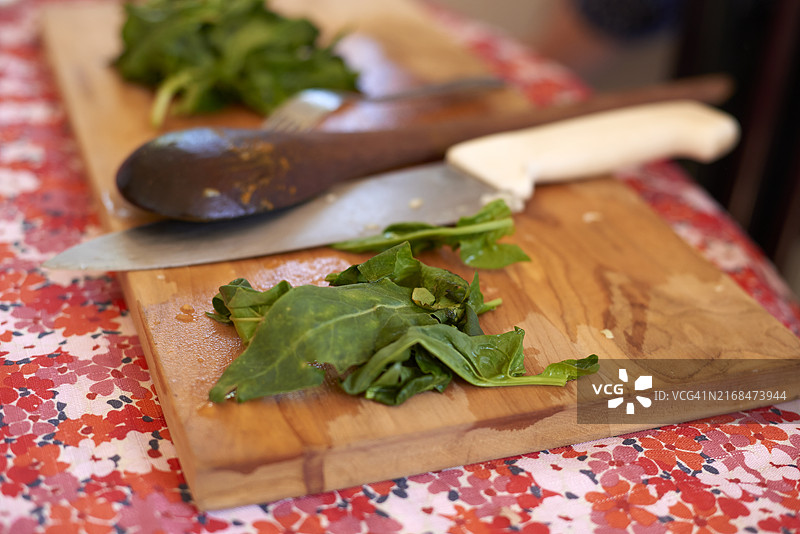 砧板上的新鲜菠菜图片素材