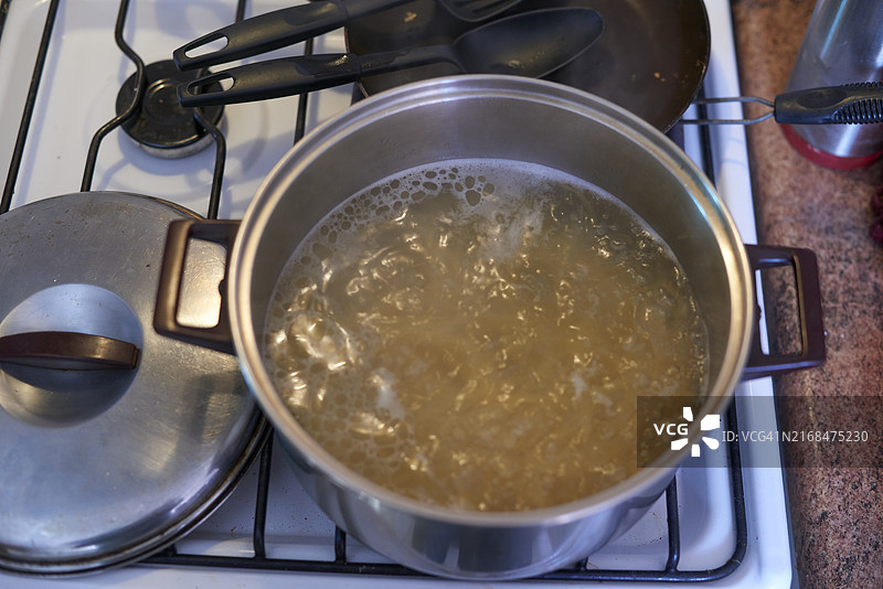 不锈钢锅中的沸水图片素材