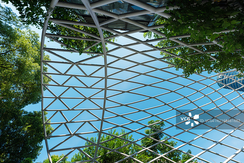 道路上方的防护网图片素材