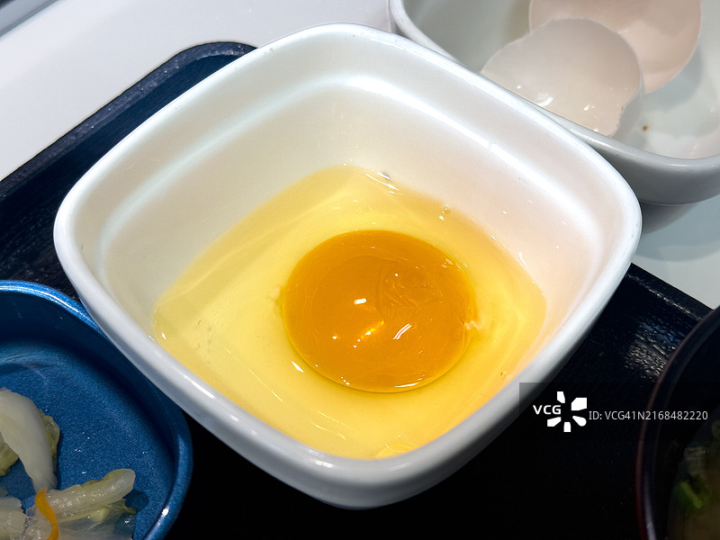 用生鸡蛋作为牛肉的蘸酱图片素材