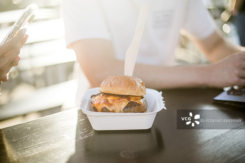 露台餐厅桌上的美味汉堡图片素材