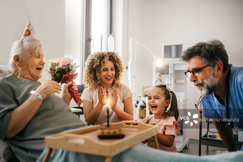 一家人在医院探望祖母并庆祝她的生日图片素材