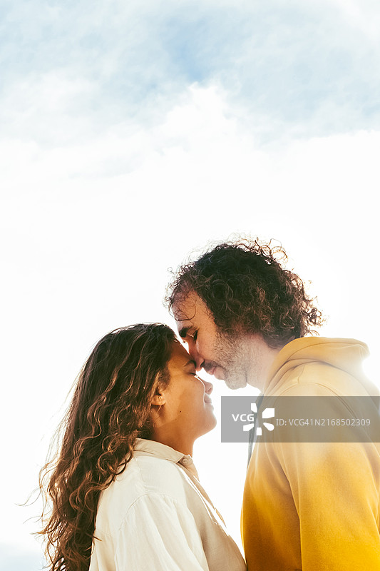 浪漫写真：跨国情侣图片素材