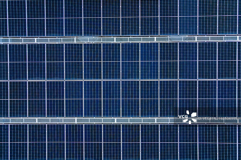 太阳能电池板创造几何图案，可持续地为附近社区供电图片素材