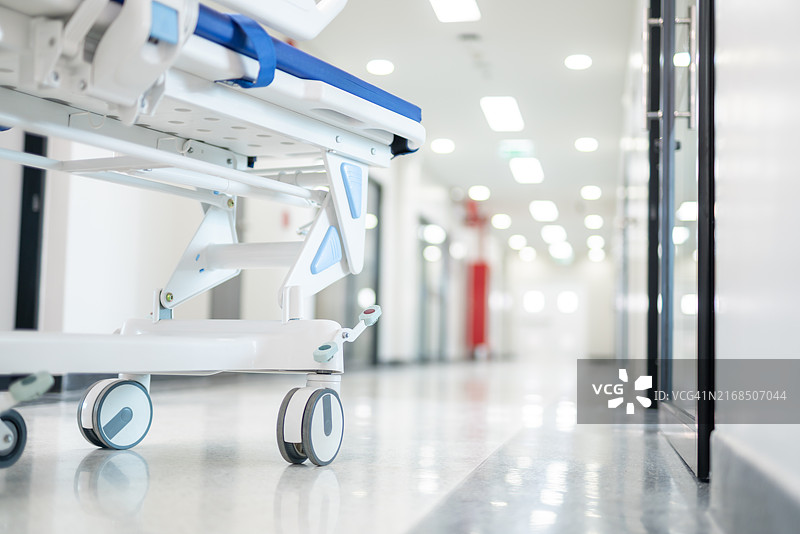 医院走廊里准备就绪的担架床特写图片素材