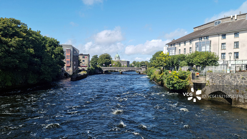 戈尔韦市中心的科里布河风光，爱尔兰图片素材