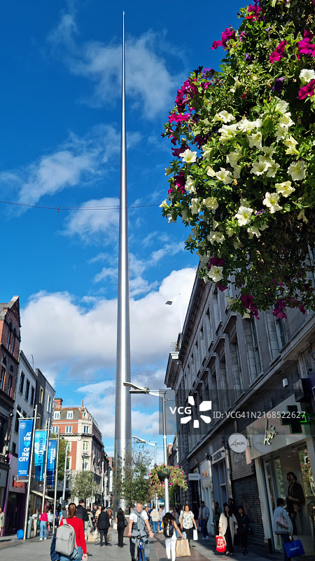 爱尔兰都柏林北部亨利街和光芒纪念碑图片素材