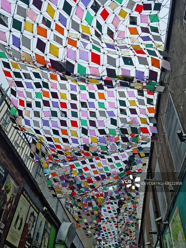 都柏林坦普尔酒吧区贝德福德巷的彩色旗帜图片素材