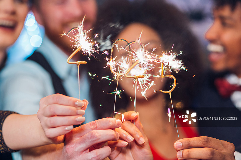 两对情侣玩烟花棒图片素材