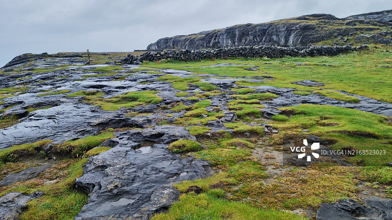 爱尔兰克莱尔郡巴利瑞安的岩石海岸线风光图片素材