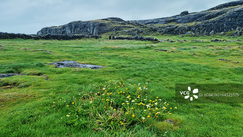 爱尔兰克莱尔郡巴利瑞安的岩石海岸线风光图片素材