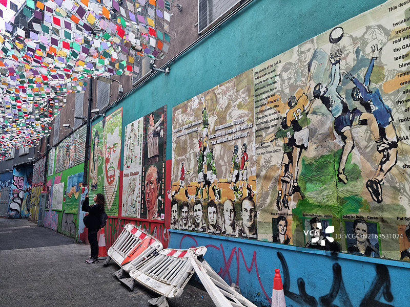 都柏林坦普尔酒吧区贝德福德巷的彩色旗帜和壁画，也被称为标志步行街图片素材