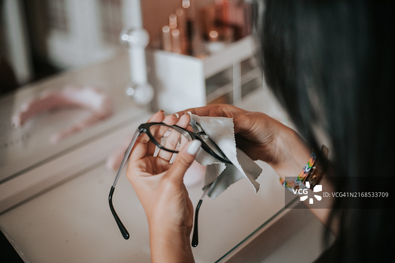 女人清洁眼镜图片素材