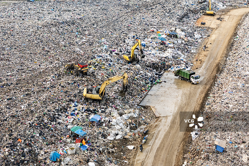 自卸卡车倾倒垃圾图片素材