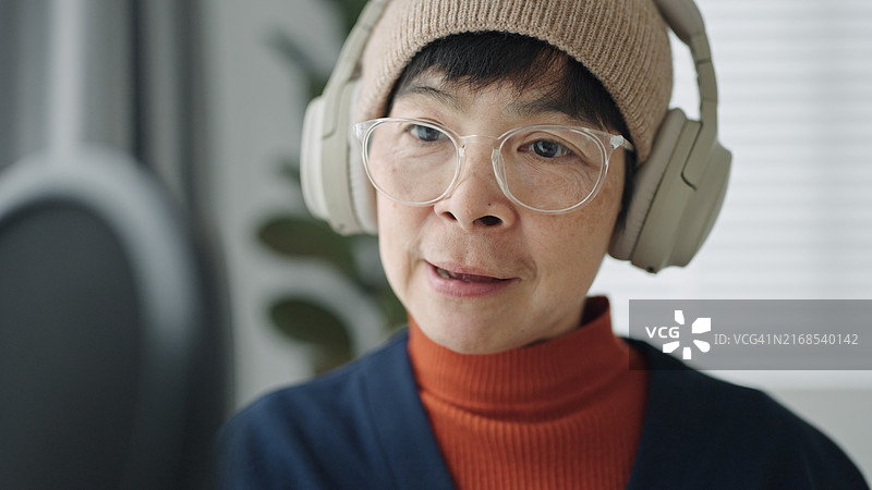 一个做播客的女人。图片素材