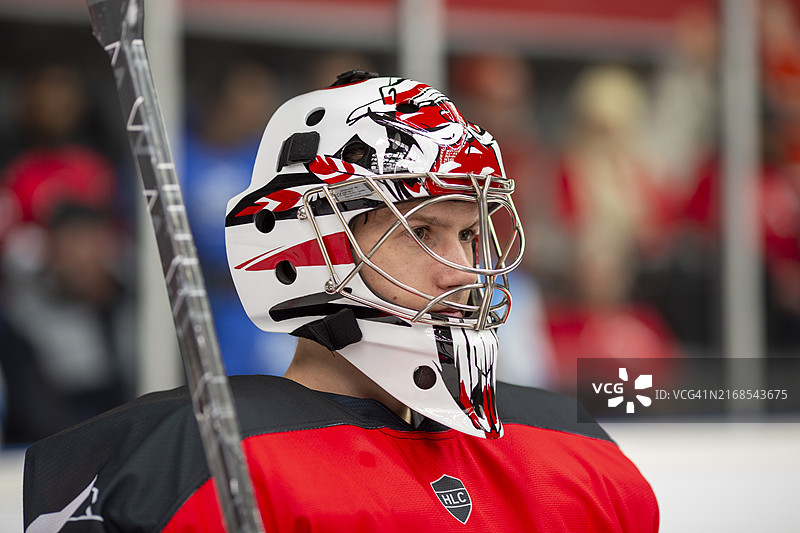 专注的冰球守门员图片素材